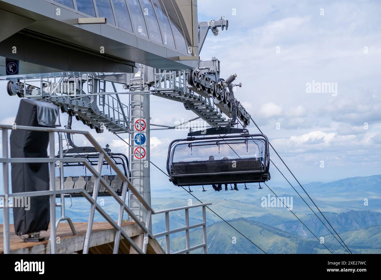 Close up chairlift cab hi-res stock photography and images - Alamy
