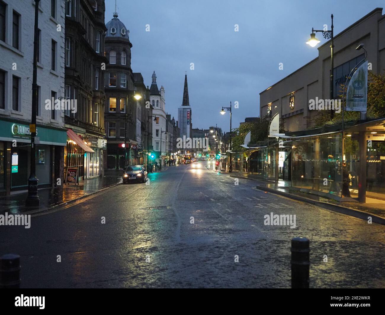 City dundee scotland high street hi-res stock photography and images ...