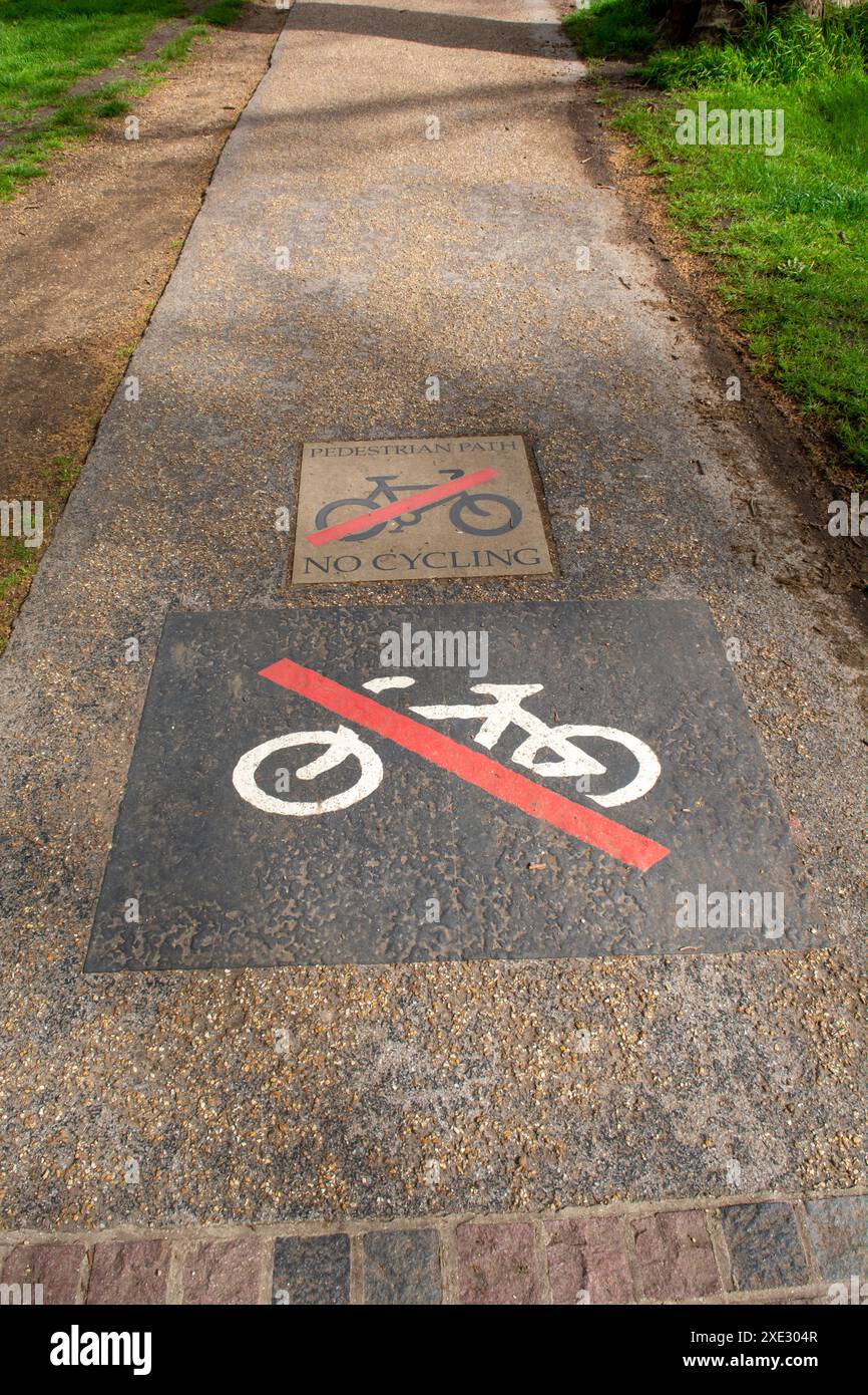 No cycling footpath sign hi res stock photography and images Alamy