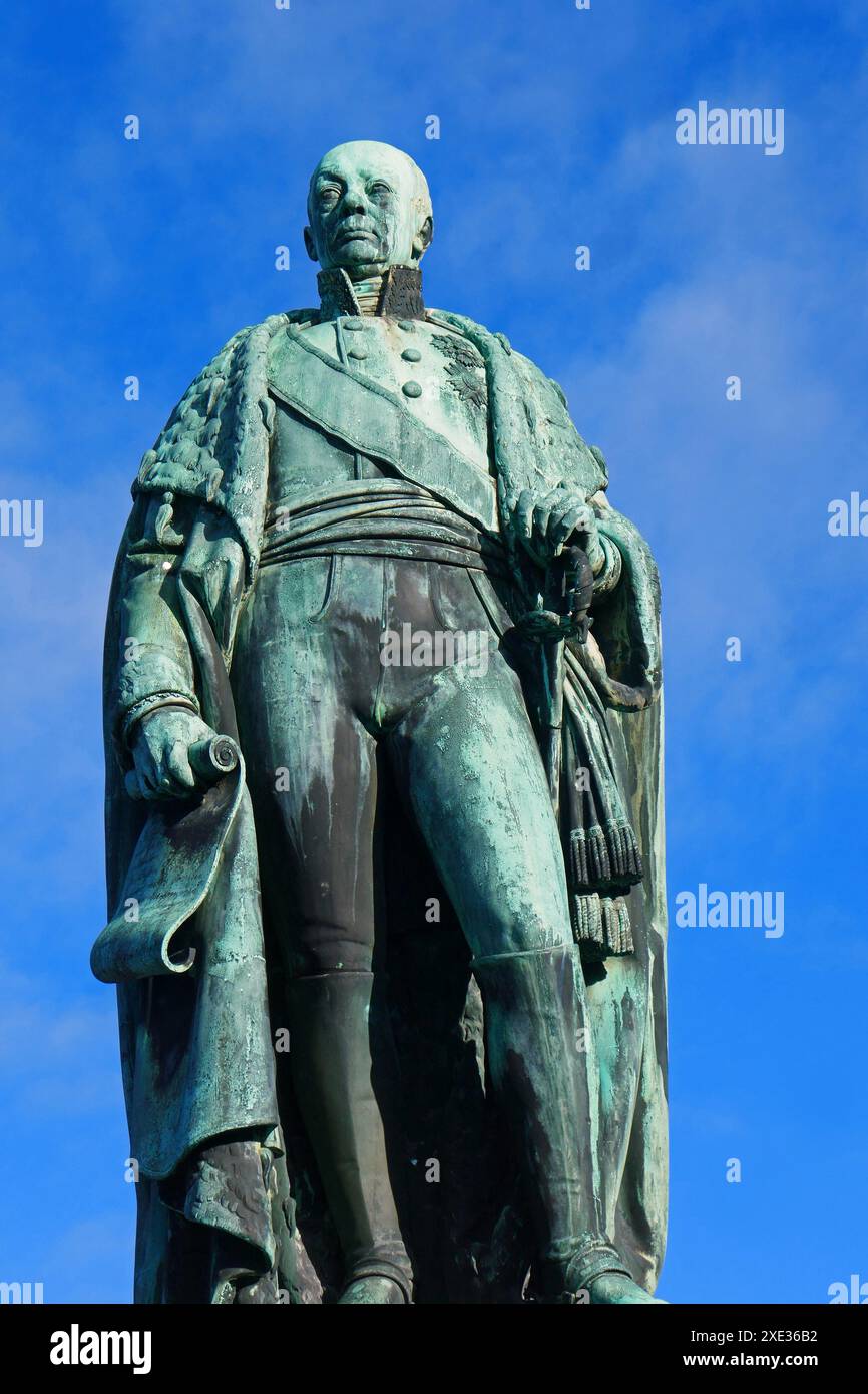 Karl friedrich denkmal auf dem schlossplatz in kar hi-res stock ...