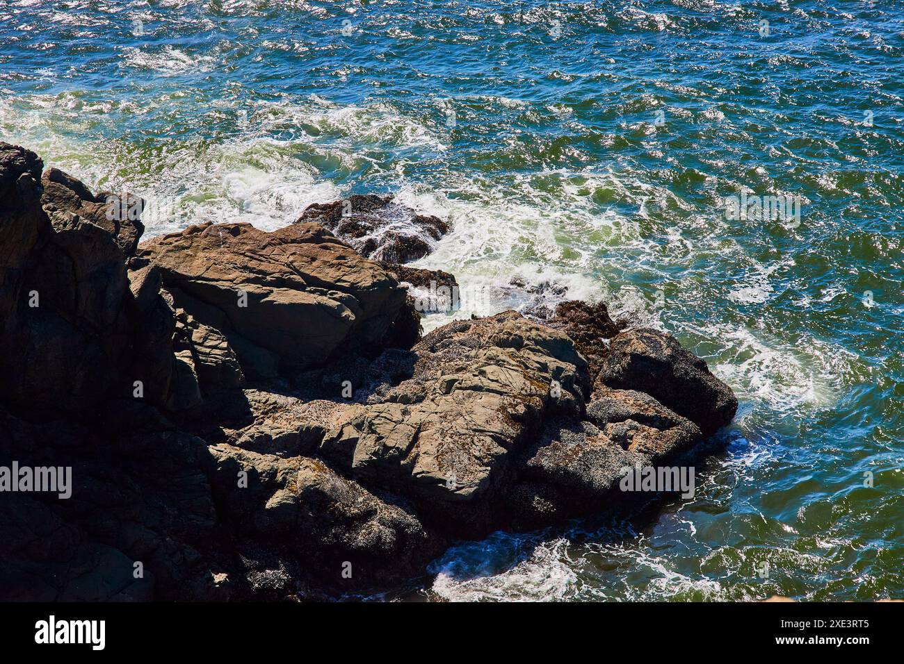 Aerial view ocean waves crashing hi-res stock photography and images ...
