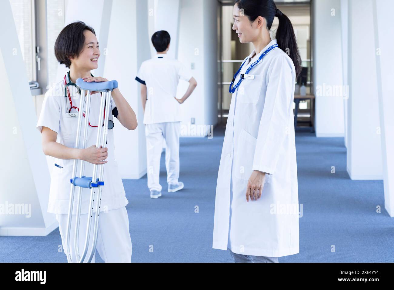 Doctor nurse talking in hi-res stock photography and images - Alamy