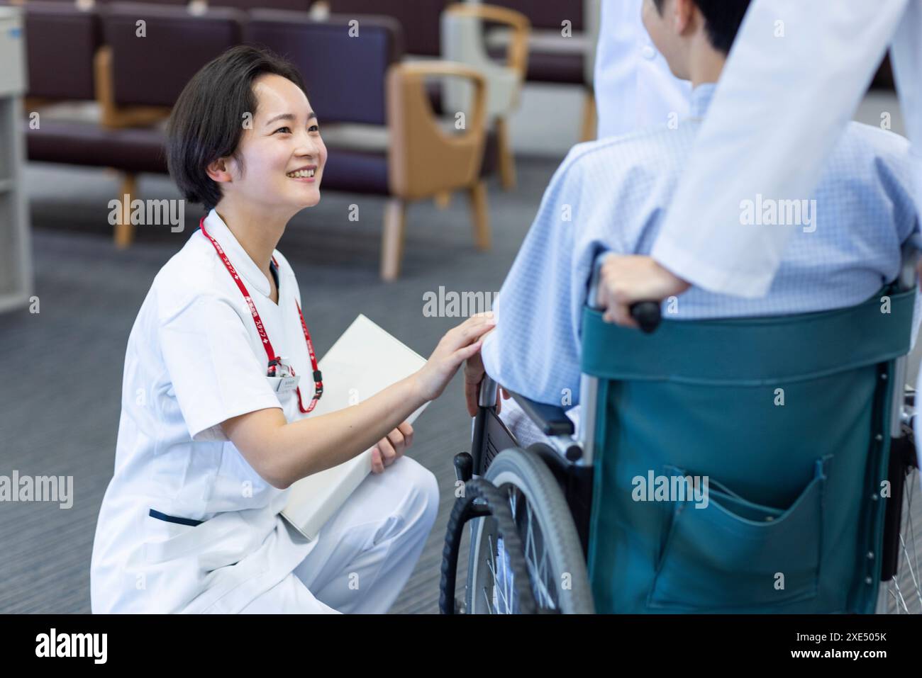 Nurse talking to patient with a smile Stock Photo - Alamy