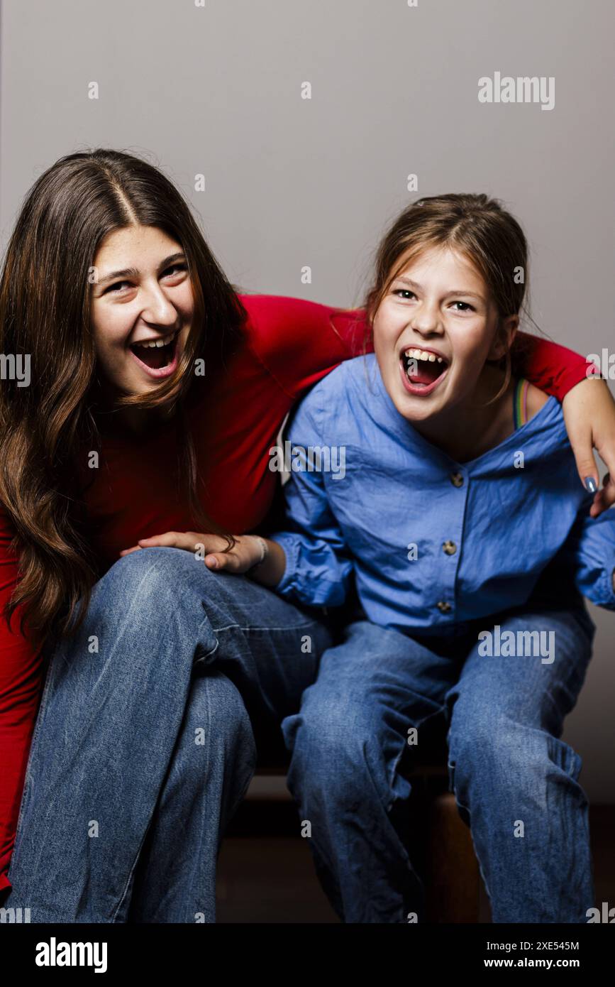Maedchen, 8 und 13 Jahre alt, zeigen ihre Emotionen, Bonn, 04.10.2023
