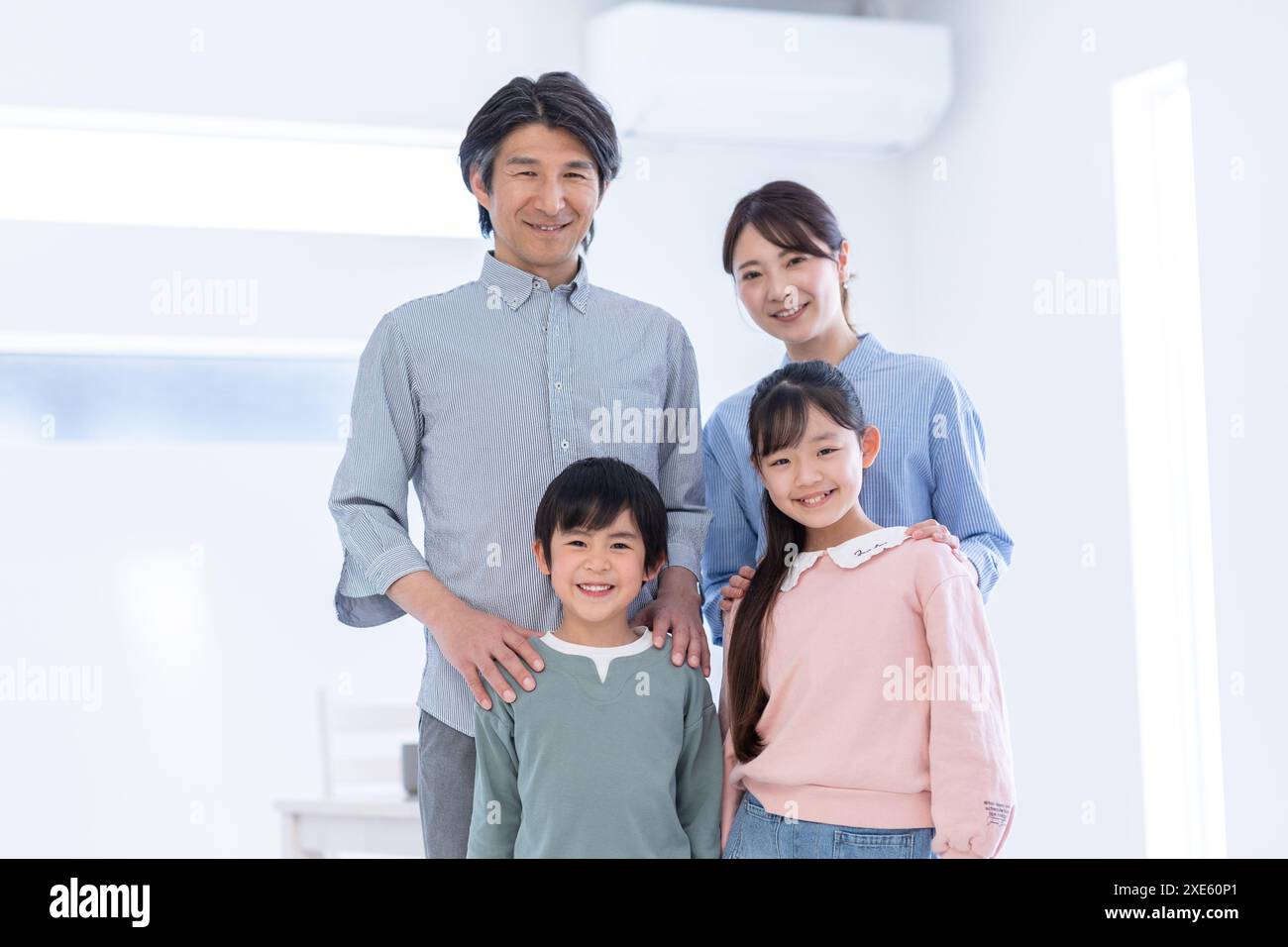 4 children family hi-res stock photography and images - Alamy