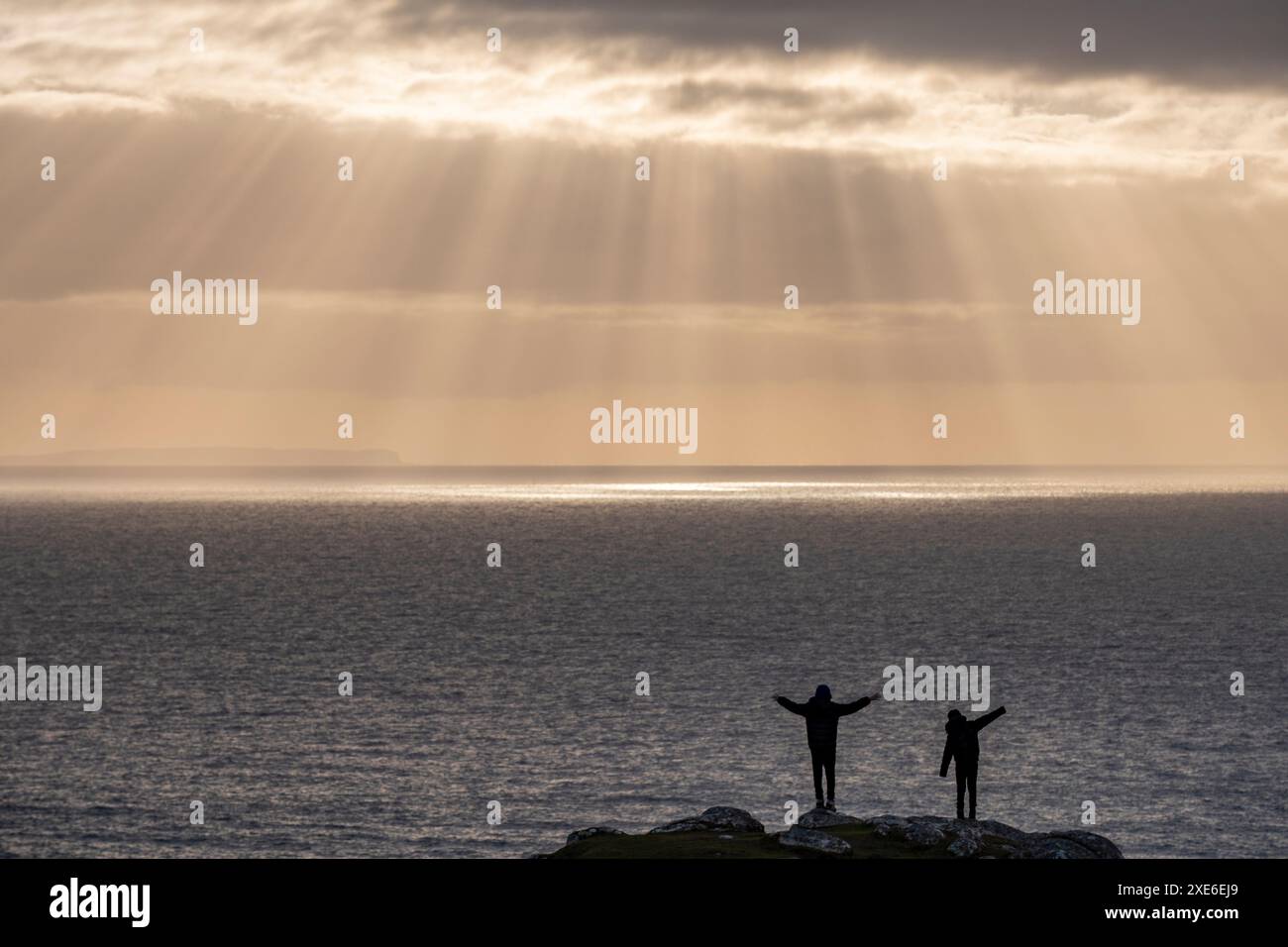 NiÃ±os jugando al atardecer Stock Photo