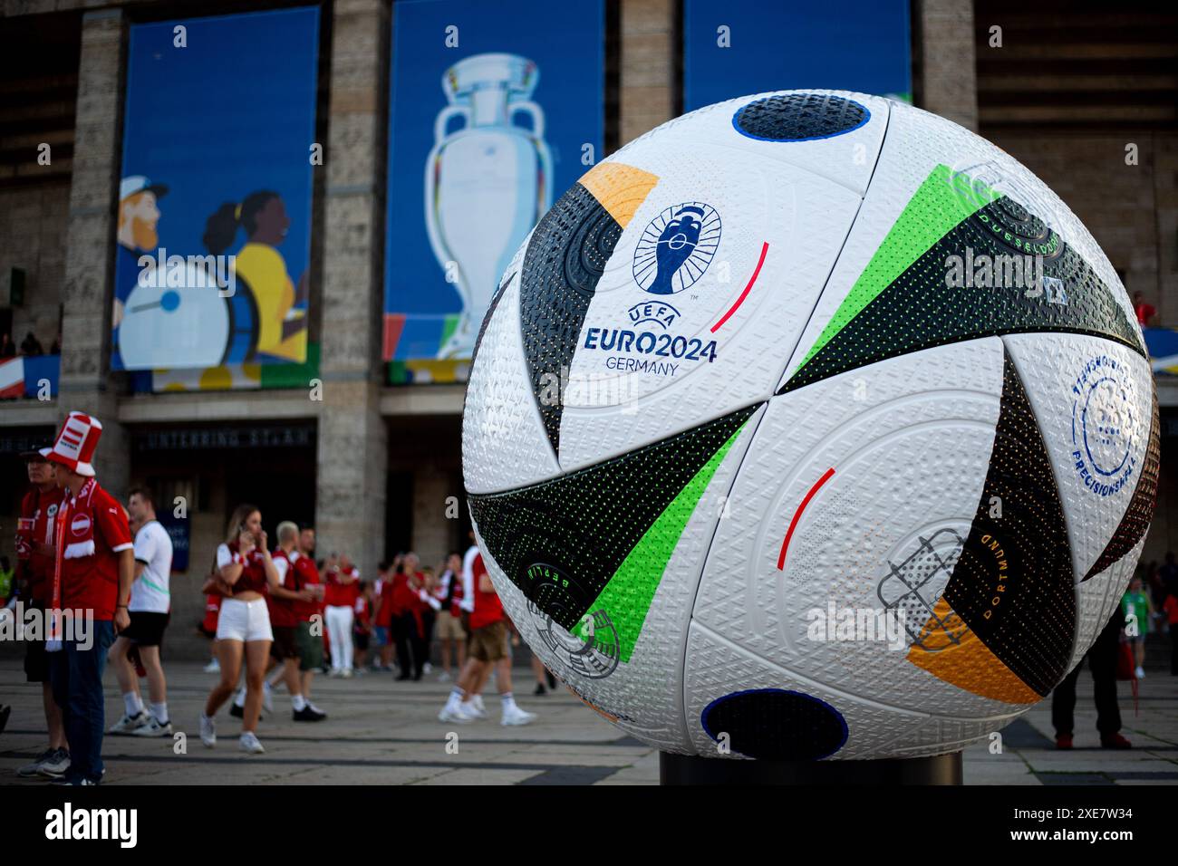 Symbolbild / Themenfoto Olympiastadion Berlin, Adidas Ball Fußballliebe und Branding / Logo mit EM Pokal vor dem Stadion, daneben Fans, GER, Netherlands (NED) vs Austria (AUT), Fussball Europameisterschaft, UEFA EURO 2024, Gruppe D, 3. Spieltag, 25.06.2024  Foto: Eibner-Pressefoto/Michael Memmler Stock Photo