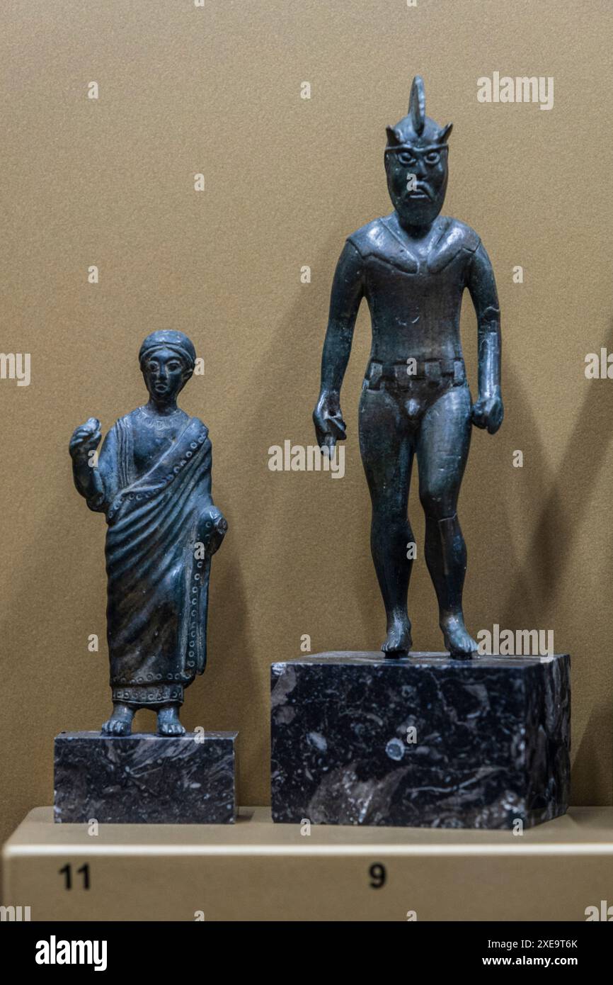 Heritage figures hi-res stock photography and images - Alamy