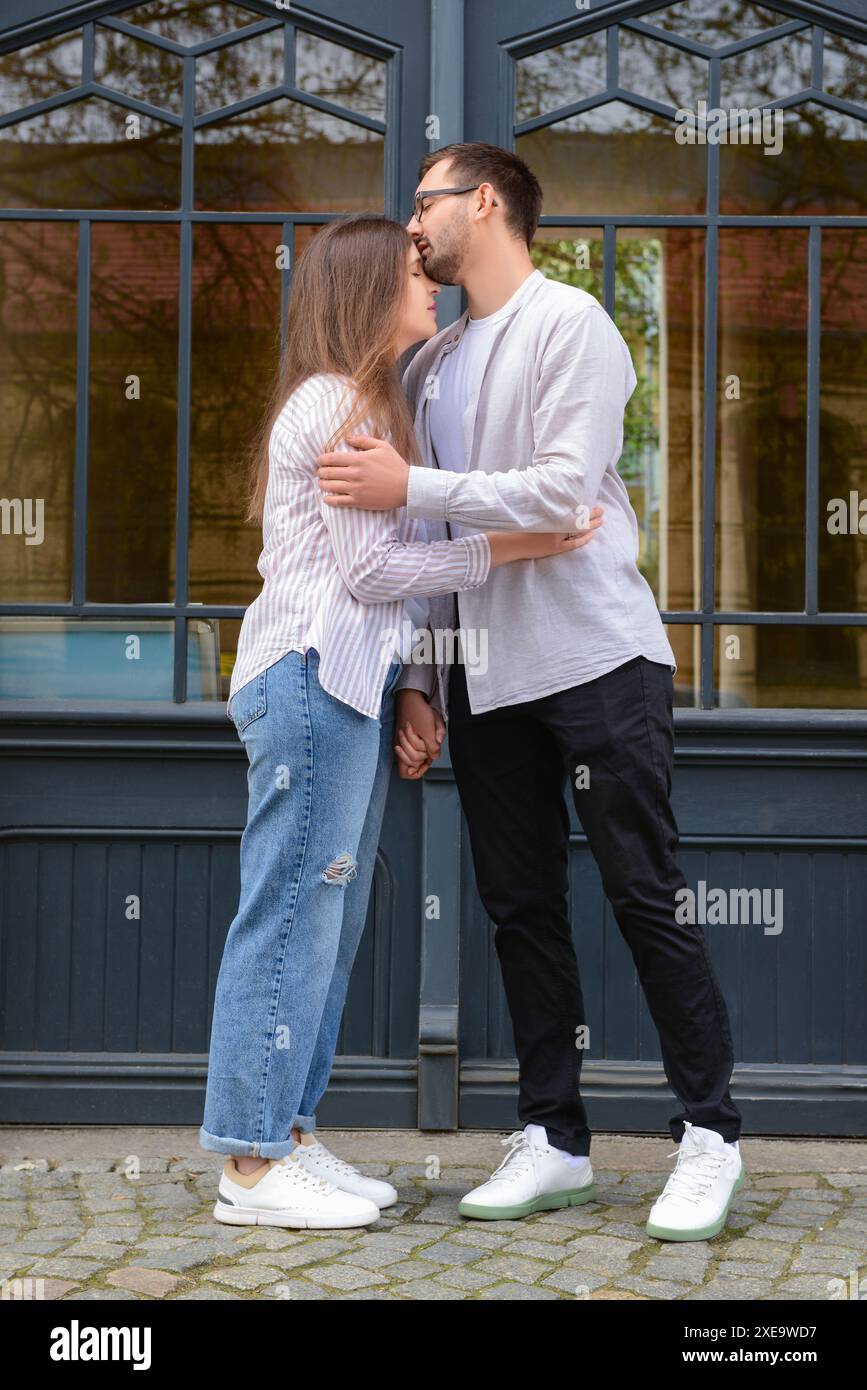 Guy girl kissing on city hi-res stock photography and images - Alamy