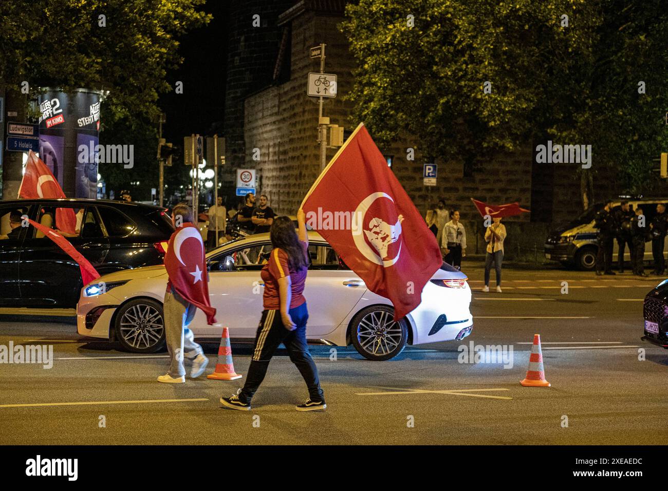 26.06.2024, Siegesfeier Türkei, Nürnberg: Nach dem EM-Achtelfinaleinzug der türkischen Nationalmannschaft feierten am Nürnberger Plärrer in der Spitze bis zu 1500 Personen. In die Jubelfeier mischte sich vereinzelt das Zeigen des sog. Wolfsgruß , eine Geste der nationalistisch rechtsextremen Grauen Wölfe . Plärrer Bayern Deutschland Siegesfeier 26.06. Türkei Nürnberg -02 *** 26 06 2024, Victory celebration Turkey, Nuremberg After the Turkish national team reached the round of 16 of the European Championships, up to 1500 people celebrated at the Plärrer in Nuremberg at peak times The celebratio Stock Photo