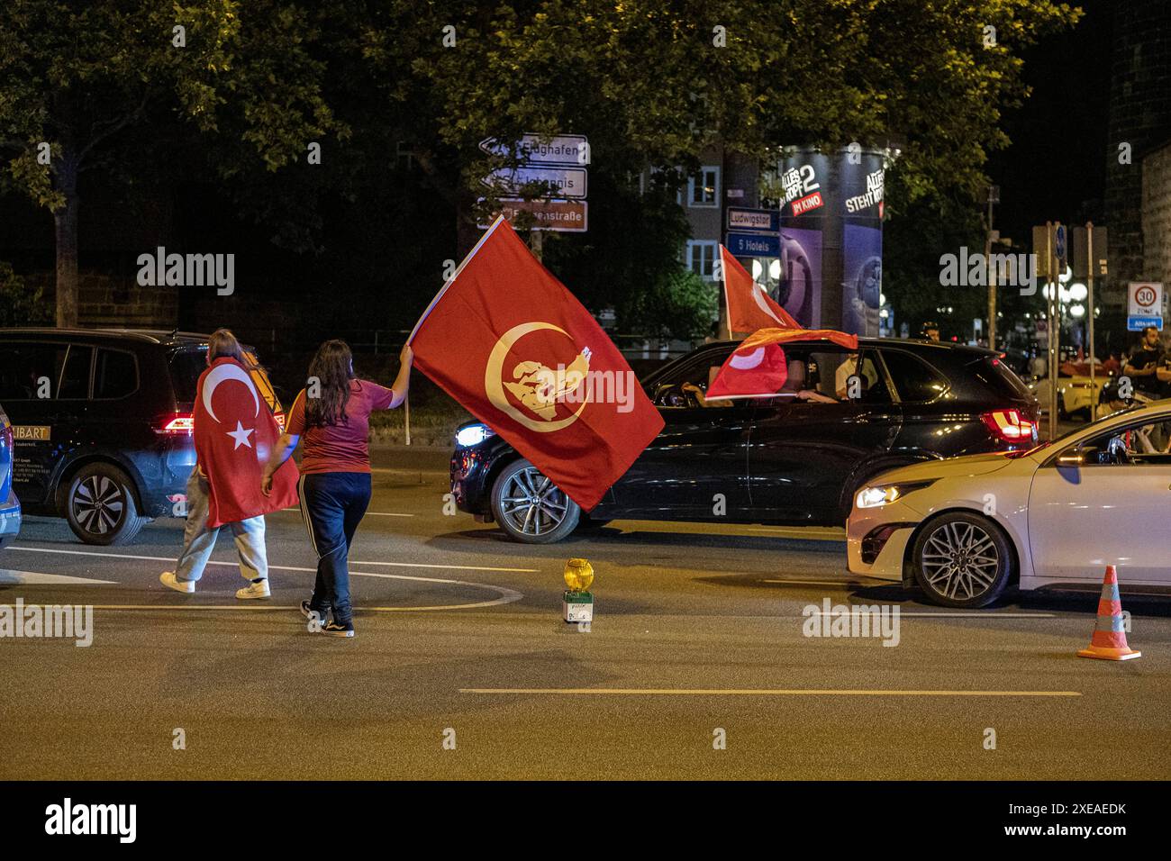 26.06.2024, Siegesfeier Türkei, Nürnberg: Nach dem EM-Achtelfinaleinzug der türkischen Nationalmannschaft feierten am Nürnberger Plärrer in der Spitze bis zu 1500 Personen. In die Jubelfeier mischte sich vereinzelt das Zeigen des sog. Wolfsgruß , eine Geste der nationalistisch rechtsextremen Grauen Wölfe . Plärrer Bayern Deutschland Siegesfeier 26.06. Türkei Nürnberg -01 *** 26 06 2024, Victory celebration Turkey, Nuremberg After the Turkish national team reached the round of 16 of the European Championships, up to 1500 people celebrated at the Plärrer in Nuremberg at peak times The celebratio Stock Photo