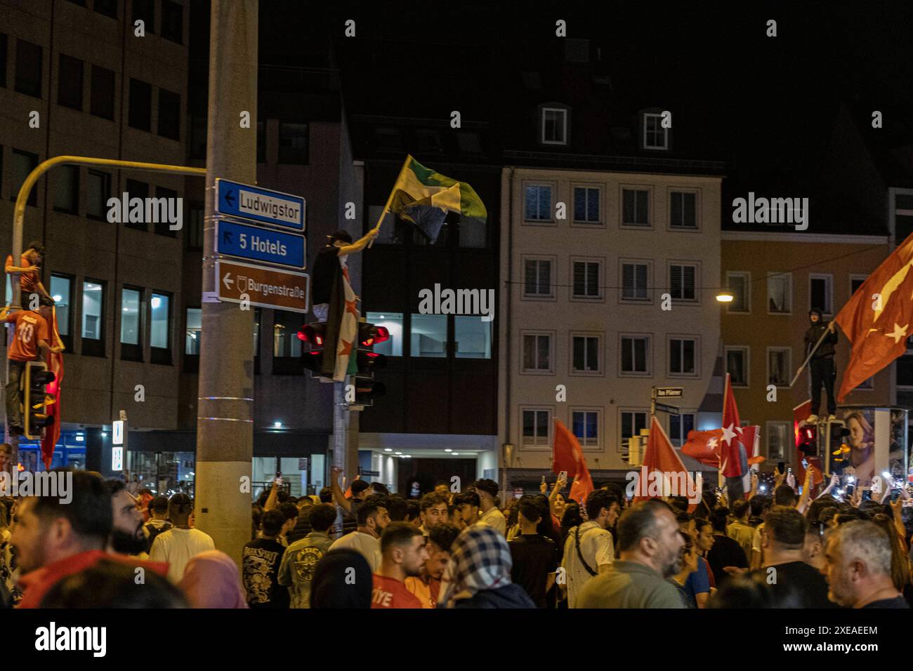 26.06.2024, Siegesfeier Türkei, Nürnberg: Nach dem EM-Achtelfinaleinzug der türkischen Nationalmannschaft feierten am Nürnberger Plärrer in der Spitze bis zu 1500 Personen. In die Jubelfeier mischte sich vereinzelt das Zeigen des sog. Wolfsgruß , eine Geste der nationalistisch rechtsextremen Grauen Wölfe . Plärrer Bayern Deutschland Siegesfeier 26.06. Türkei Nürnberg -04 *** 26 06 2024, Victory celebration Turkey, Nuremberg After the Turkish national team reached the round of 16 of the European Championships, up to 1500 people celebrated at the Plärrer in Nuremberg at peak times The celebratio Stock Photo