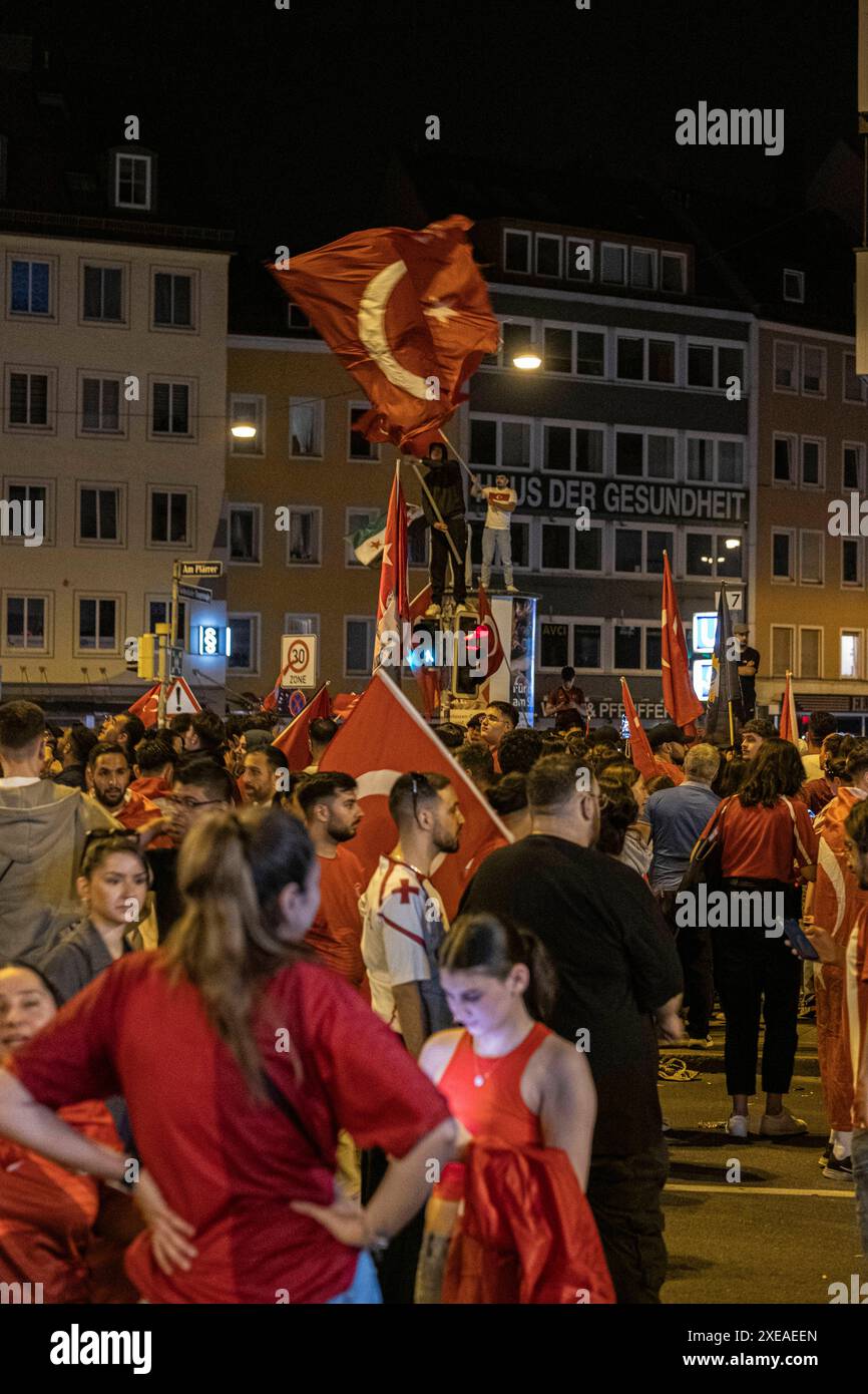 26.06.2024, Siegesfeier Türkei, Nürnberg: Nach dem EM-Achtelfinaleinzug der türkischen Nationalmannschaft feierten am Nürnberger Plärrer in der Spitze bis zu 1500 Personen. In die Jubelfeier mischte sich vereinzelt das Zeigen des sog. Wolfsgruß , eine Geste der nationalistisch rechtsextremen Grauen Wölfe . Plärrer Bayern Deutschland Siegesfeier 26.06. Türkei Nürnberg -05 *** 26 06 2024, Victory celebration Turkey, Nuremberg After the Turkish national team reached the round of 16 of the European Championships, up to 1500 people celebrated at the Plärrer in Nuremberg at peak times The celebratio Stock Photo
