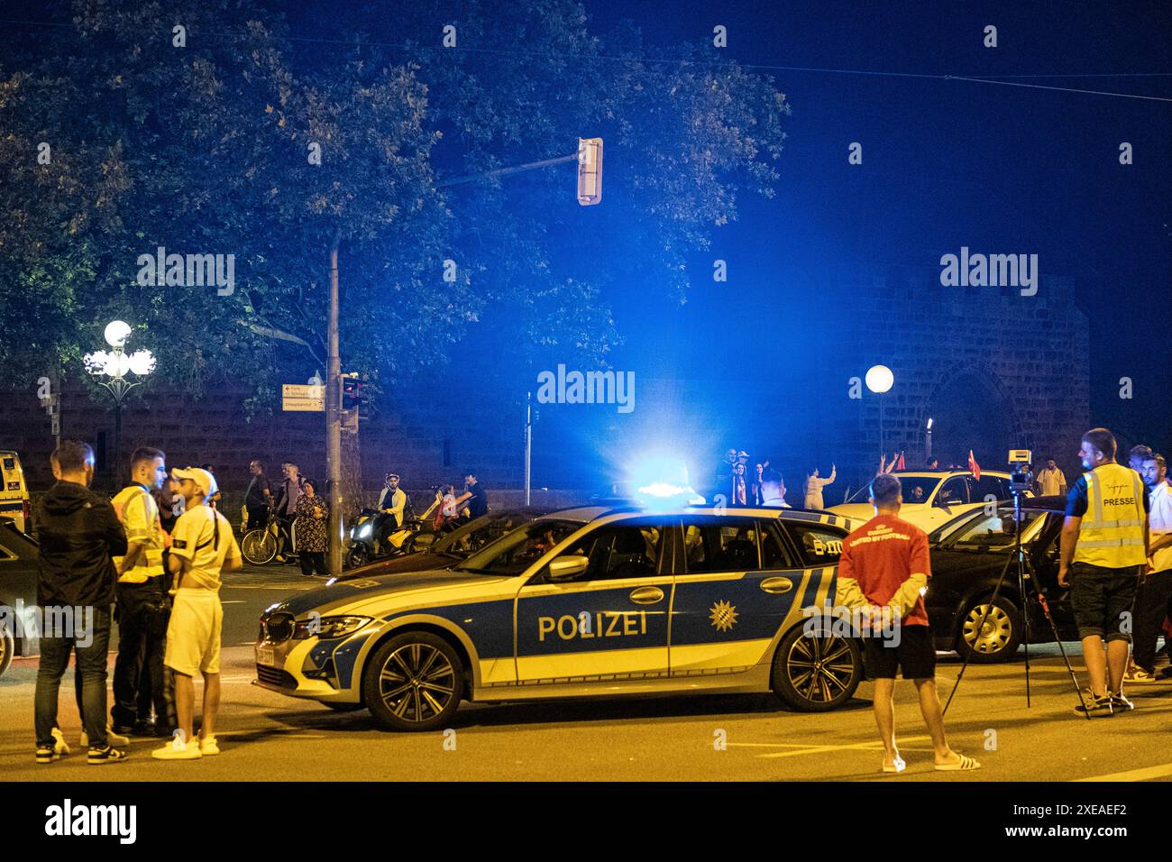 26.06.2024, Siegesfeier Türkei, Nürnberg: Nach dem EM-Achtelfinaleinzug der türkischen Nationalmannschaft feierten am Nürnberger Plärrer in der Spitze bis zu 1500 Personen. In die Jubelfeier mischte sich vereinzelt das Zeigen des sog. Wolfsgruß , eine Geste der nationalistisch rechtsextremen Grauen Wölfe . Plärrer Bayern Deutschland Siegesfeier 26.06. Türkei Nürnberg -03 *** 26 06 2024, Victory celebration Turkey, Nuremberg After the Turkish national team reached the round of 16 of the European Championships, up to 1500 people celebrated at the Plärrer in Nuremberg at peak times The celebratio Stock Photo