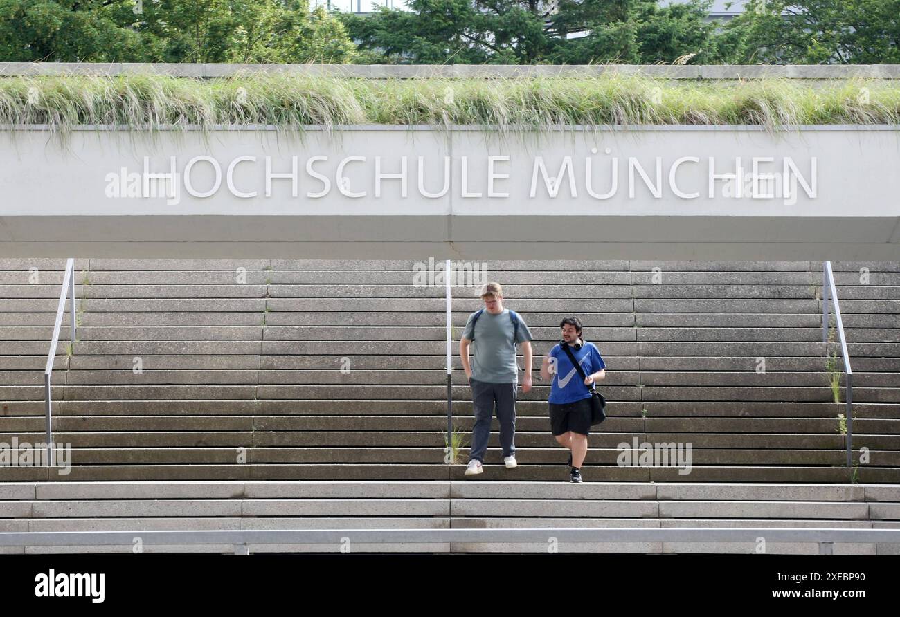 Schule, Studenten, Hochschule München in München , Bayern , Deutschland . Juni 26, 2024. Stock Photo