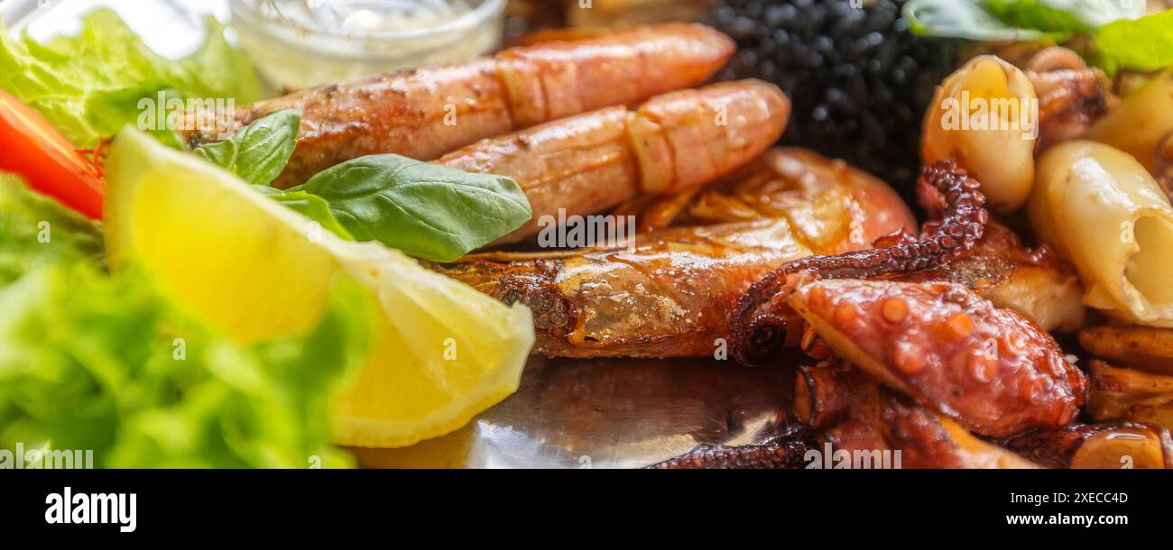 Seafood assorted platter mix hi-res stock photography and images - Alamy