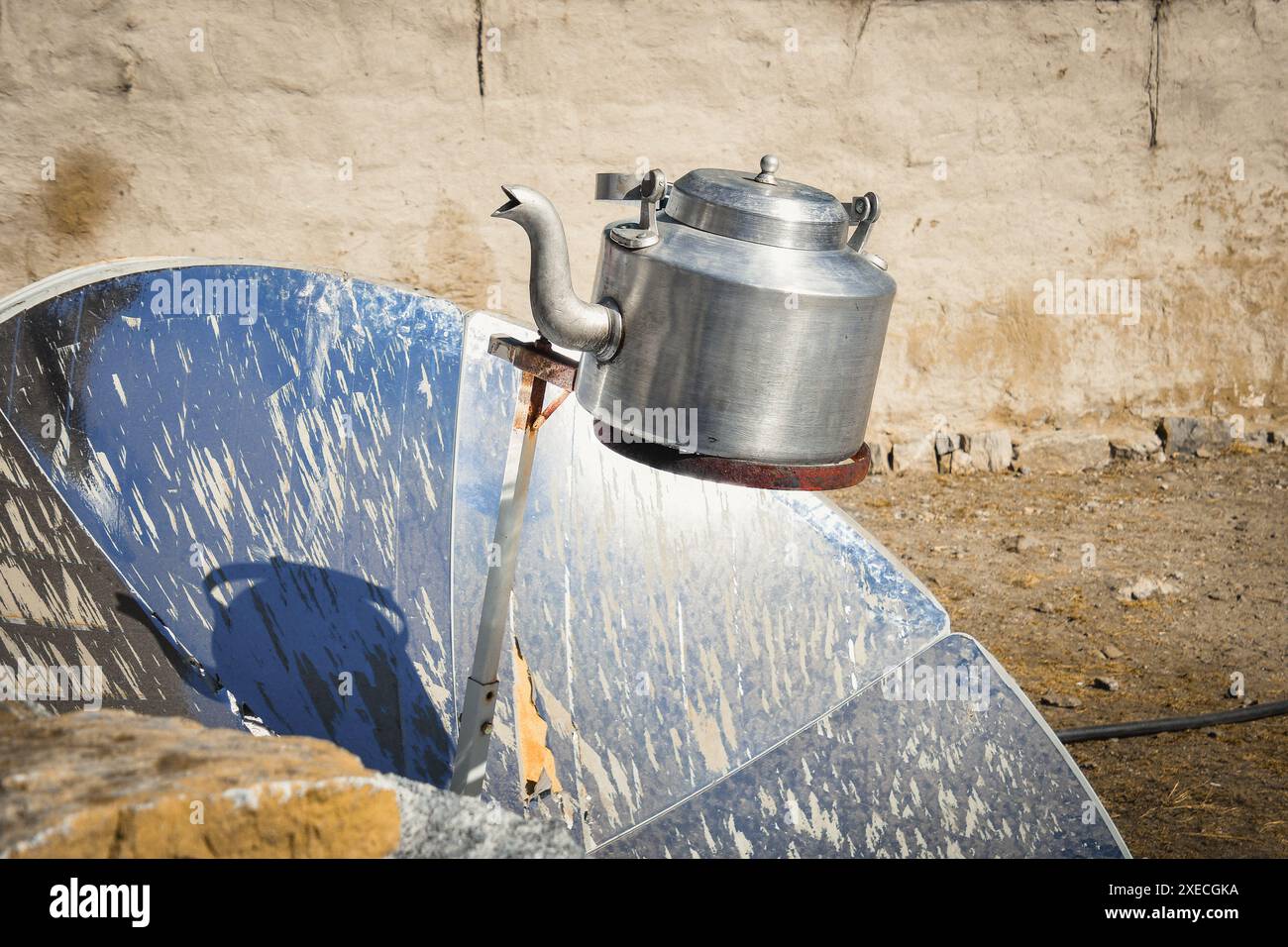 Sun energy used to heat up water of pot in high alpine Himalayas mountains. EBC trek guesthouses and accommodation in winter Stock Photo