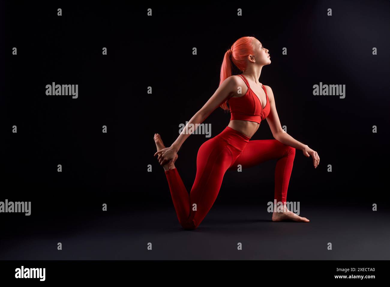 Flexible fit black woman hi-res stock photography and images - Alamy