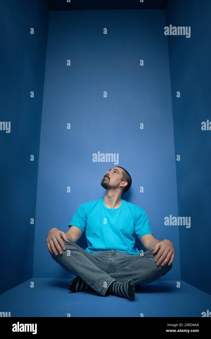 Man in a blue shirt hi-res stock photography and images - Alamy
