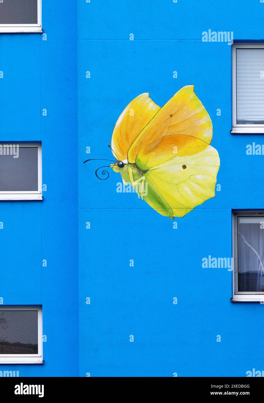 Sonnenblumenhaus, gelber Zitronenfalter auf einem Hochhaus, Kuenstler ...