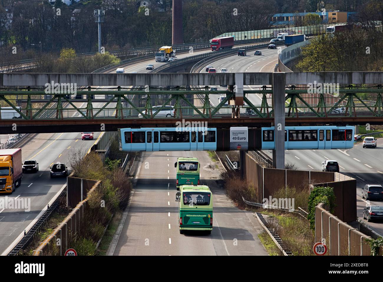 Wuppertaler Schwebebahn Faehrt Ueber Die Autobahn A46 Am Sonnborner ...