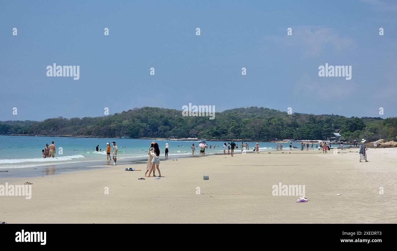 Chinese tourist on the beach of Koh Samet Thailand taking photos and selfies Stock Photo