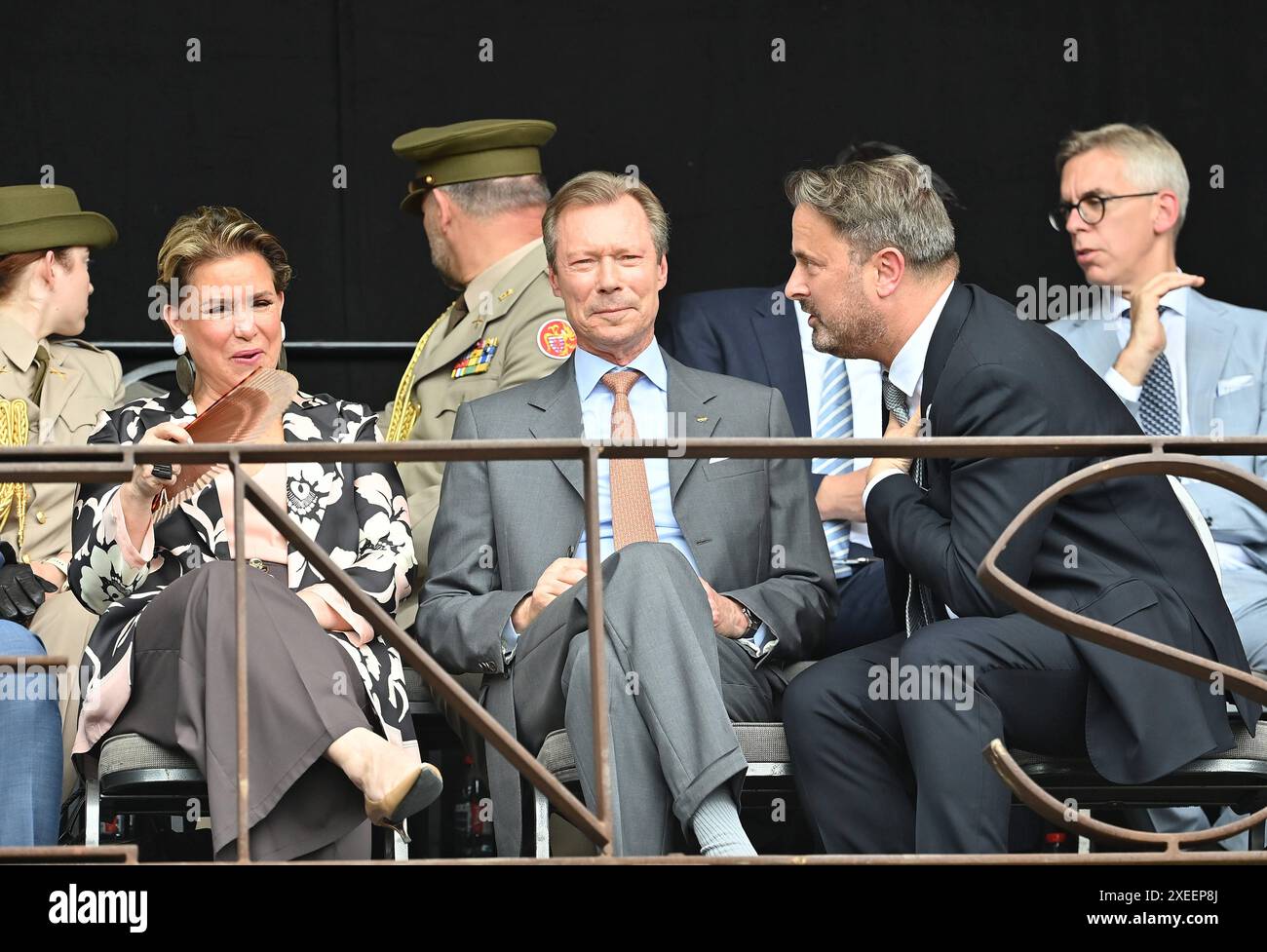 27.06.2024, xjrdrx, Grand Duchesse & Grand Duc Olympia Olympischer Fackellauf im Ländereck Frankreich, Deutschland, Luxemburg emspor, v.l. Maria Teresa Mestre Batista Ehefrau von Großherzog Henri von Luxemburg, Großherzog von Luxemburg Henri, Prinz von Nassau, Prinz von Bourbon-Parma, Xavier Bettel Außenminister und Vize-Premierminister des Großherzogtums Luxemburg Schengen *** 27 06 2024, xjrdrx, Grand Duchesse Grand Duc Olympia Olympic torch relay in the country corner France, Germany, Luxembourg emspor, v l Maria Teresa Mestre Batista wife of Grand Duke Henri of Luxembourg , Grand Duke of L Stock Photo