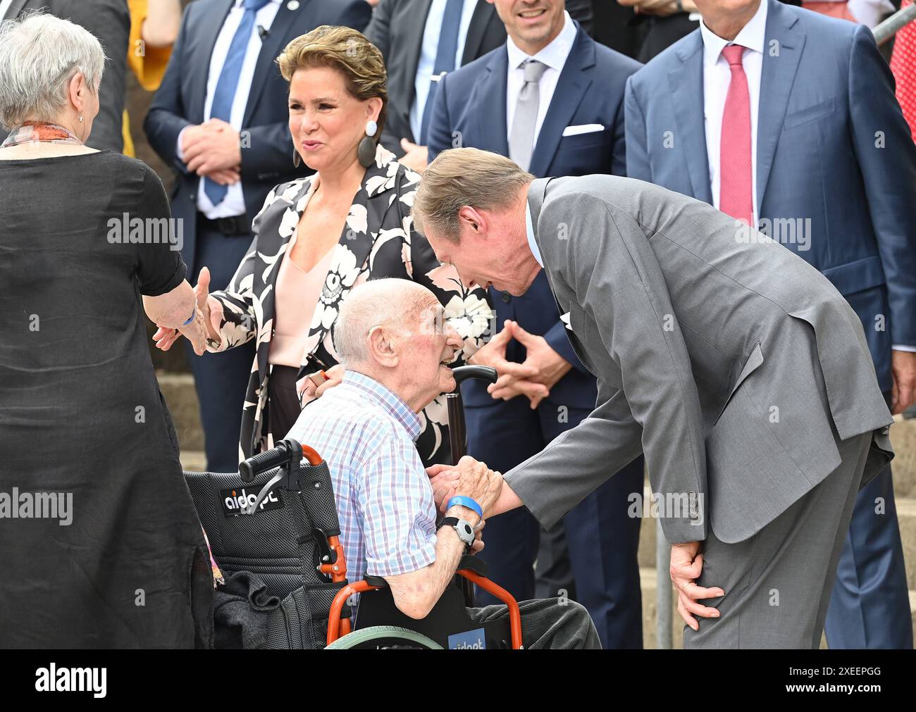 27.06.2024, xjrdrx, Grand Duchesse & Grand Duc Olympia Olympischer Fackellauf im Ländereck Frankreich, Deutschland, Luxemburg emspor, v.l. Maria Teresa Mestre Batista Ehefrau von Großherzog Henri von Luxemburg, der 1948 luxemburgischer Fackelträger Edmond Schmitt, Großherzog von Luxemburg Henri, Prinz von Nassau, Prinz von Bourbon-Parma, Schengen *** 27 06 2024, xjrdrx, Grand Duchesse Grand Duc Olympia Olympic torch relay in the country corner France, Germany, Luxembourg emspor, v l Maria Teresa Mestre Batista wife of Grand Duke Henri of Luxembourg , the 1948 Luxembourg torchbearer Edmond Schm Stock Photo