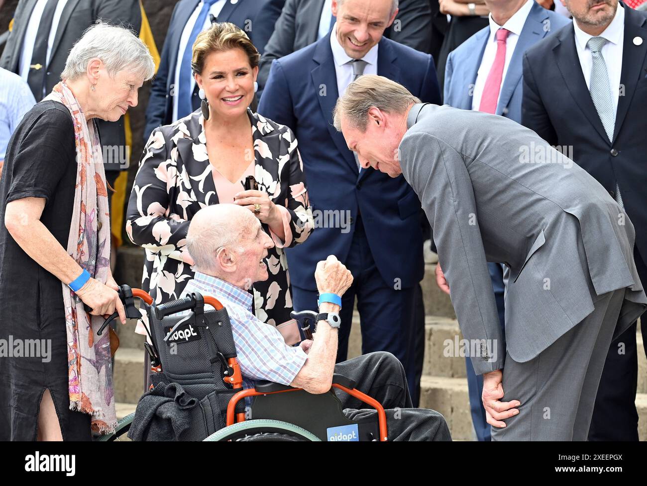 27.06.2024, xjrdrx, Grand Duchesse & Grand Duc Olympia Olympischer Fackellauf im Ländereck Frankreich, Deutschland, Luxemburg emspor, v.l. Maria Teresa Mestre Batista Ehefrau von Großherzog Henri von Luxemburg, der 1948 luxemburgischer Fackelträger Edmond Schmitt, Großherzog von Luxemburg Henri, Prinz von Nassau, Prinz von Bourbon-Parma, Schengen *** 27 06 2024, xjrdrx, Grand Duchesse Grand Duc Olympia Olympic torch relay in the country corner France, Germany, Luxembourg emspor, v l Maria Teresa Mestre Batista wife of Grand Duke Henri of Luxembourg , the 1948 Luxembourg torchbearer Edmond Schm Stock Photo