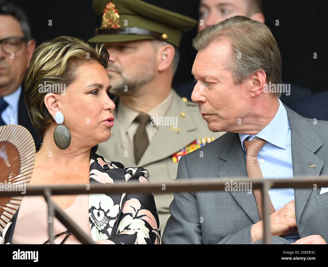 27.06.2024, xjrdrx, Grand Duchesse & Grand Duc Olympia Olympischer Fackellauf im Ländereck Frankreich, Deutschland, Luxemburg emspor, v.l. Maria Teresa Mestre Batista Ehefrau von Großherzog Henri von Luxemburg, Großherzog von Luxemburg Henri, Prinz von Nassau, Prinz von Bourbon-Parma Schengen *** 27 06 2024, xjrdrx, Grand Duchesse Grand Duc Olympia Olympic torch relay in the country corner France, Germany, Luxembourg emspor, v l Maria Teresa Mestre Batista wife of Grand Duke Henri of Luxembourg , Grand Duke of Luxembourg Henri, Prince of Nassau, Prince of Bourbon Parma Schengen Stock Photo