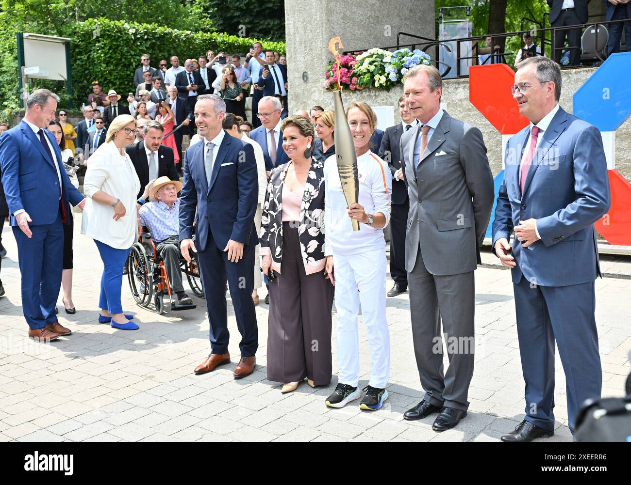 27.06.2024, xjrdrx, Grand Duchesse & Grand Duc Olympia Olympischer Fackellauf im Ländereck Frankreich, Deutschland, Luxemburg emspor, v.l. Maria Teresa Mestre Batista Ehefrau von Großherzog Henri von Luxemburg, Sportlerin Anne Kremer trägt die olympische Flamme, Großherzog von Luxemburg Henri, Prinz von Nassau, Prinz von Bourbon-Parma Schengen *** 27 06 2024, xjrdrx, Grand Duchesse Grand Duc Olympia Olympic torch relay in the country corner France, Germany, Luxembourg emspor, v l Maria Teresa Mestre Batista wife of Grand Duke Henri of Luxembourg , athlete Anne Kremer carries the Olympic flame, Stock Photo