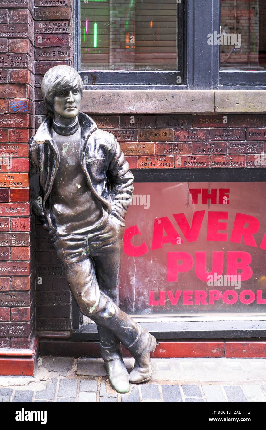 John Lennon sculpt in Matthew Street Liverpool next to the Cavern club ...