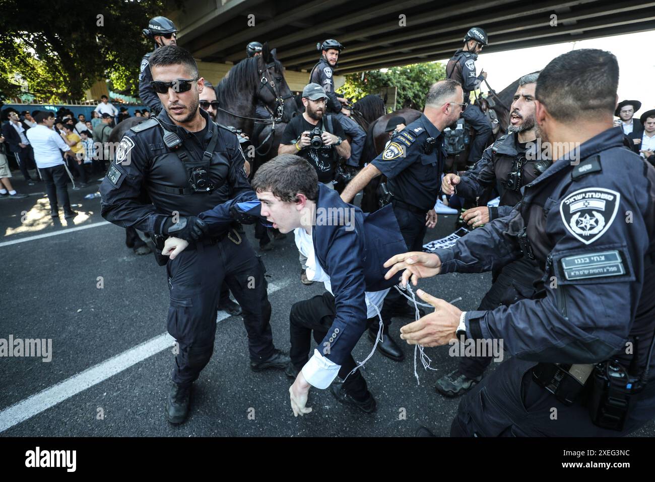 Jewish Block Orthodox Jews block highway protesting army conscription in Isra BNEI ...
