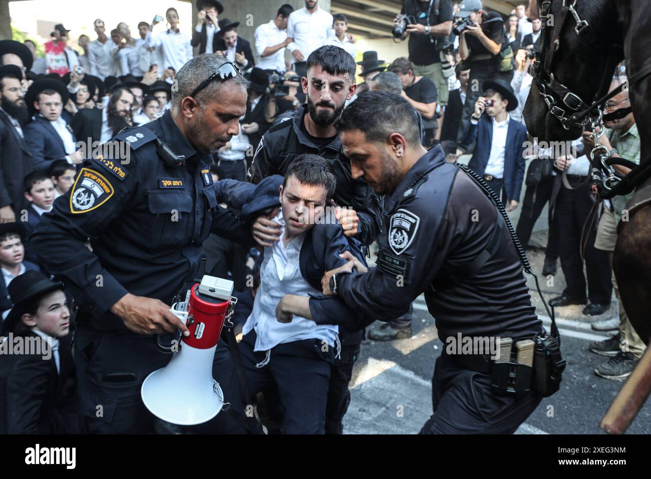 Jewish Block Orthodox Jews block highway protesting army conscription in Isra BNEI ...