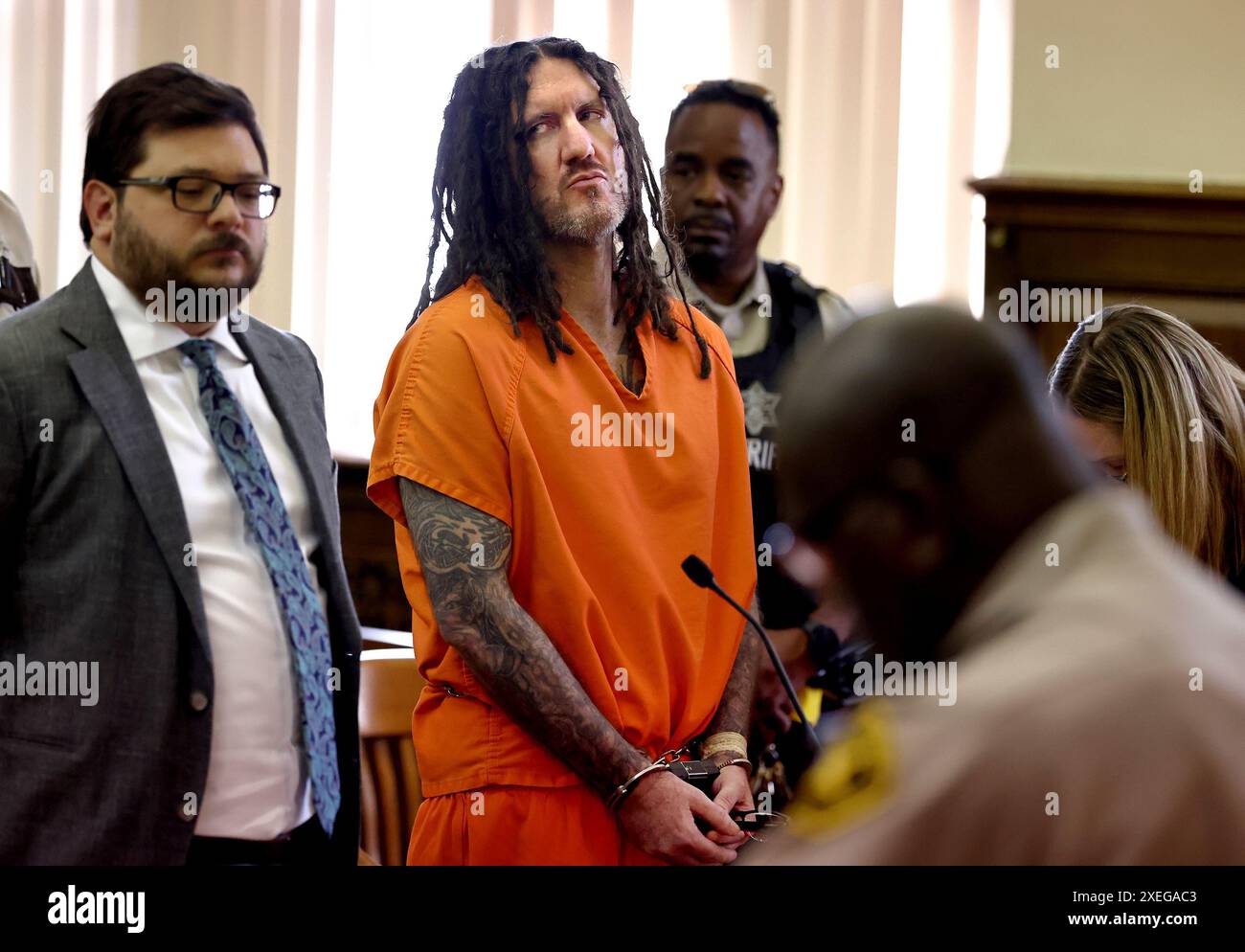 Thomas Kinworthy Jr., center, looks over toward St. Louis assistant ...