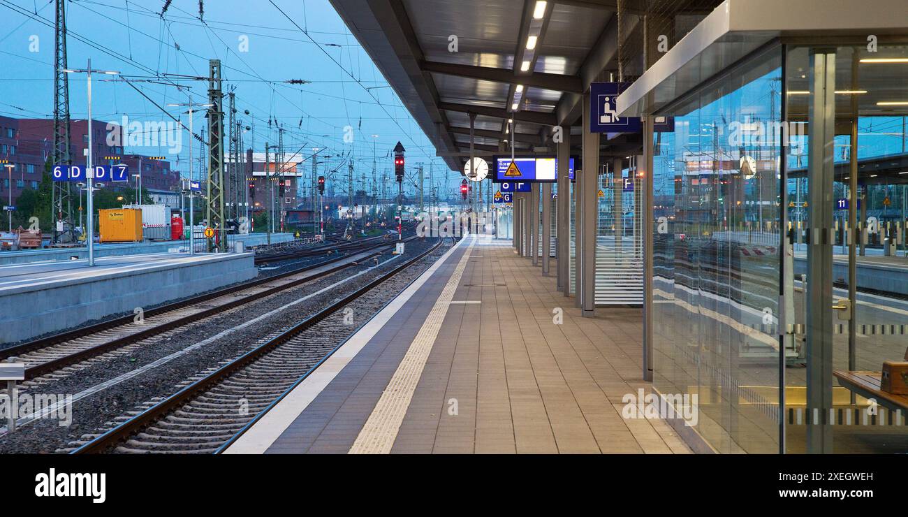 Empty city early in morning hires stock photography and images Alamy