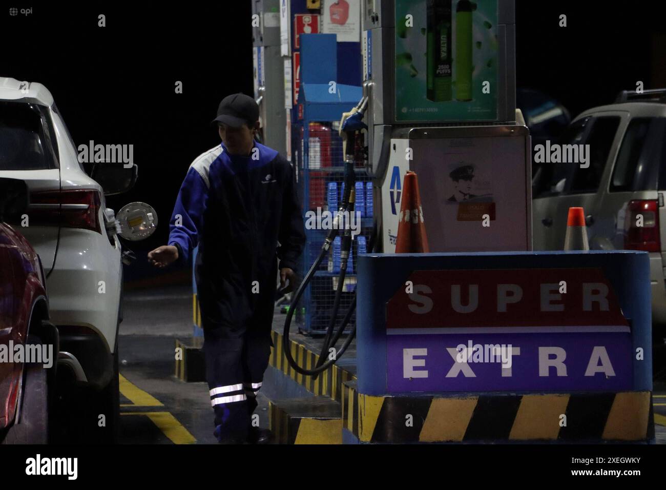 GASOLINERAS RECORRIDO Quito, Thursday, June 27, 2024 Slight increase in fuel sales at gas stations in the evening hours prior to the price increase of Extra and Ecopais gasoline, decreed by the Government Photos API Rolando Enriquez Quito Pichincha Ecuador FIN GASOLINERAS RECORRIDO 99d7eb680f9589193ecc7fd8492282ac Copyright: xROLANDOxENRIQUEZx Stock Photo