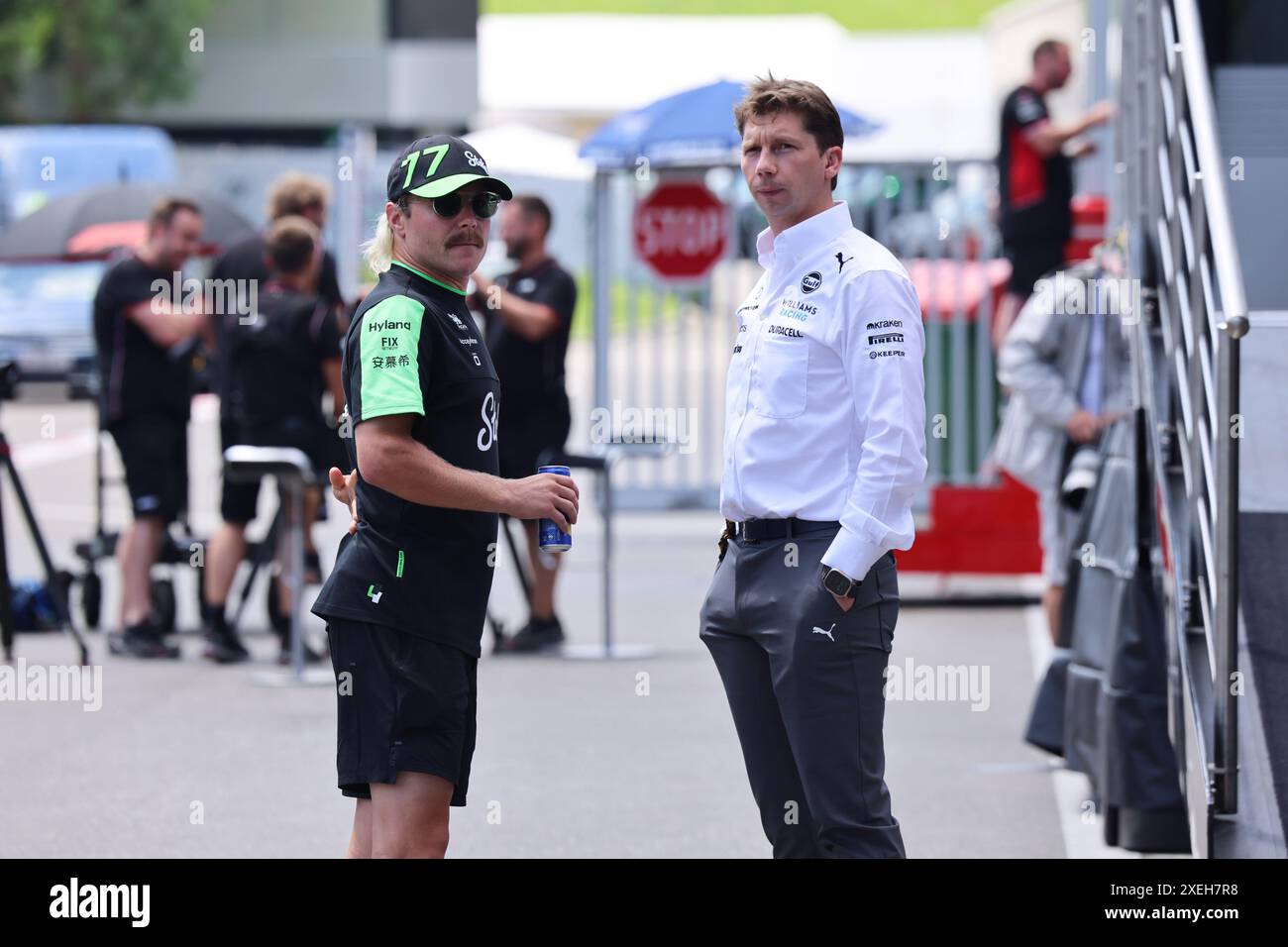 77 Valtteri Bottas (Stake F1 Team Kick Sauber, #77), James Vowles ...