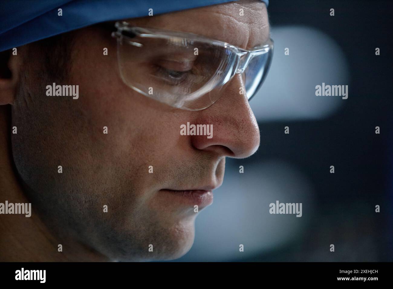 Surgeon protective clothing goggles hi-res stock photography and images ...