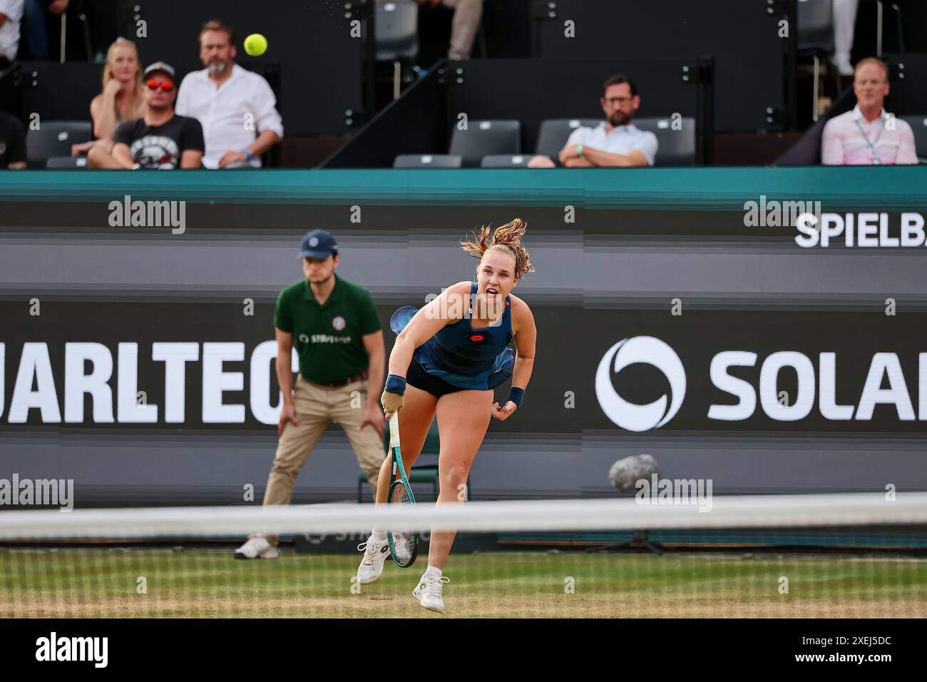 Bad Homburg, Hessen, Germany. 27th June, 2024. Anna Blinkova serve during the BAD HOMBURG OPEN presented by SOLARWATTT- WTA500 - Womens Tennis (Credit Image: © Mathias Schulz/ZUMA Press Wire) EDITORIAL USAGE ONLY! Not for Commercial USAGE! Stock Photo