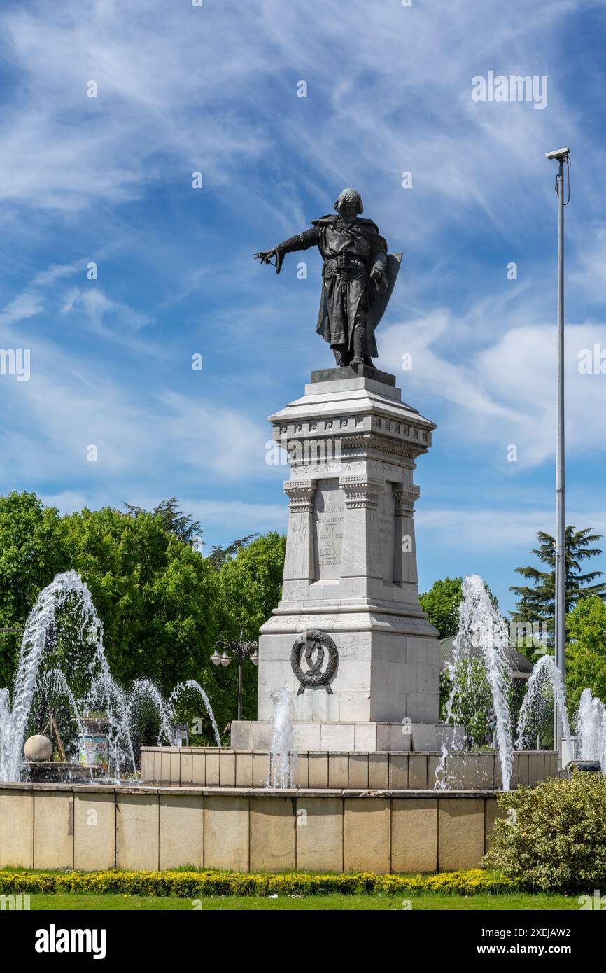 Vertical view of the statue and monuement of Guzman El Bueno in downtown Leon Stock Photo