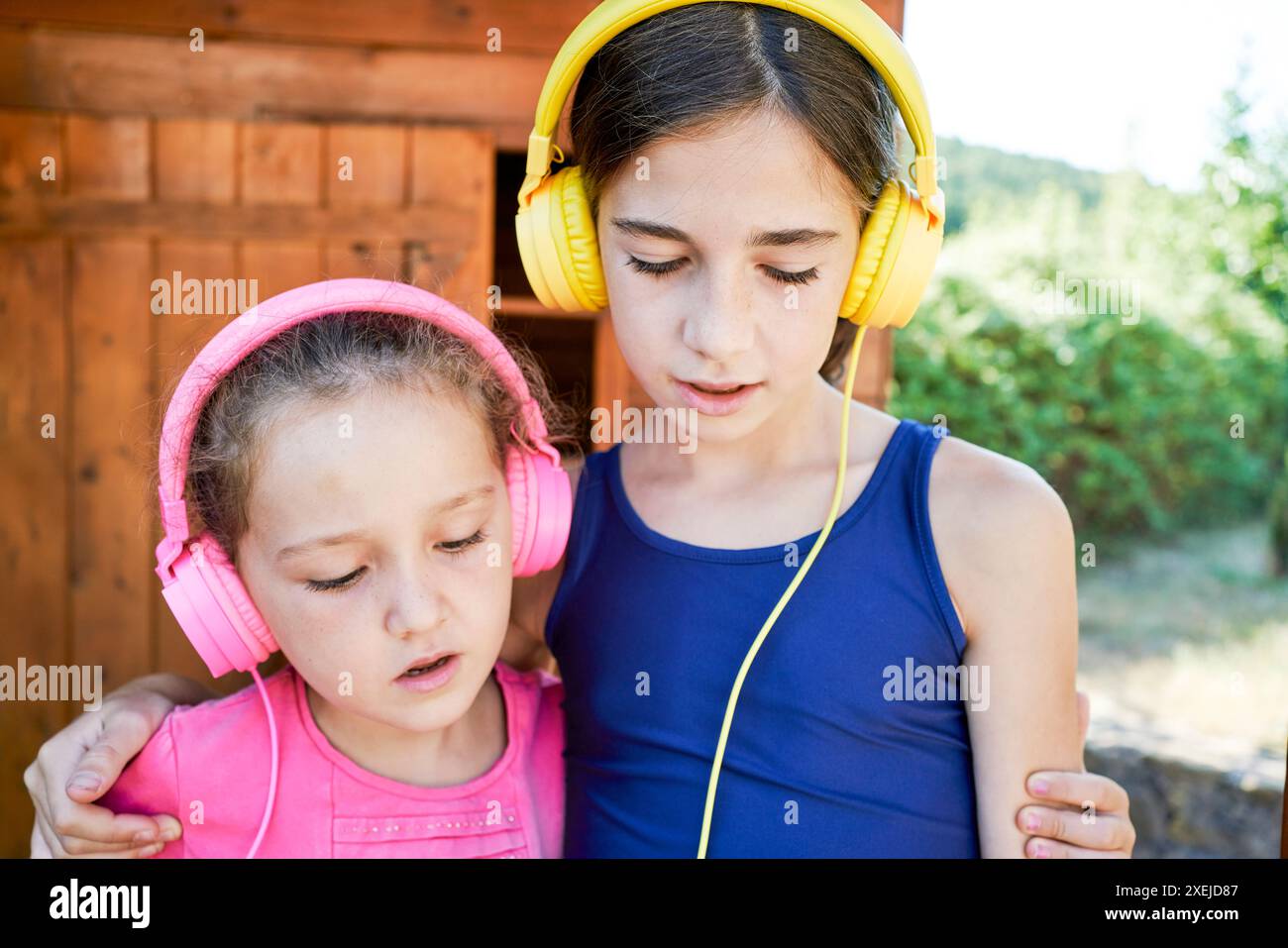 Two boys two girls smiling hi-res stock photography and images - Alamy
