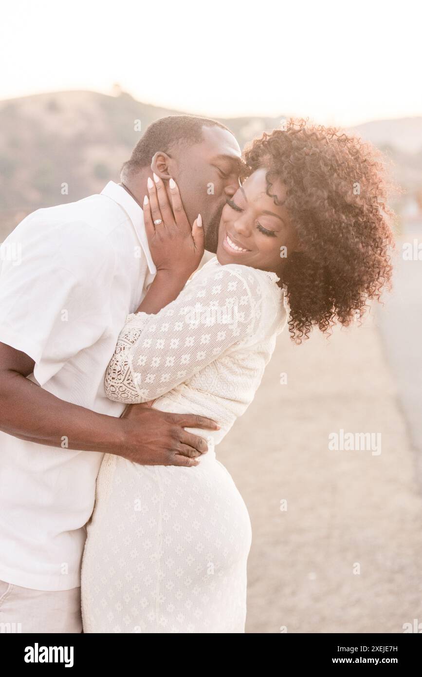 Young black man woman kiss hi-res stock photography and images - Alamy