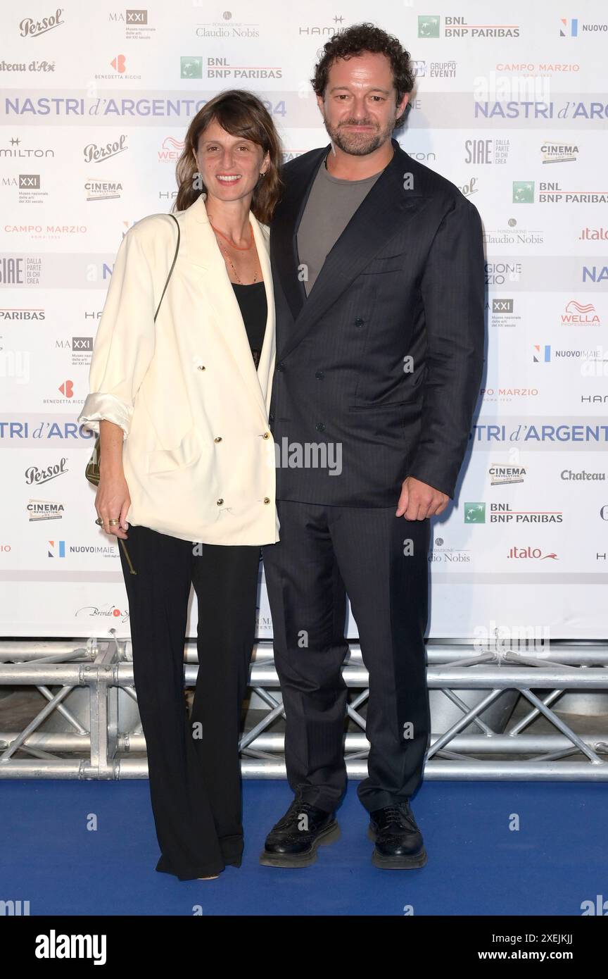 Brando De Sica mit Martina bei der Verleihung der Nastri d'Argento 2024 ...