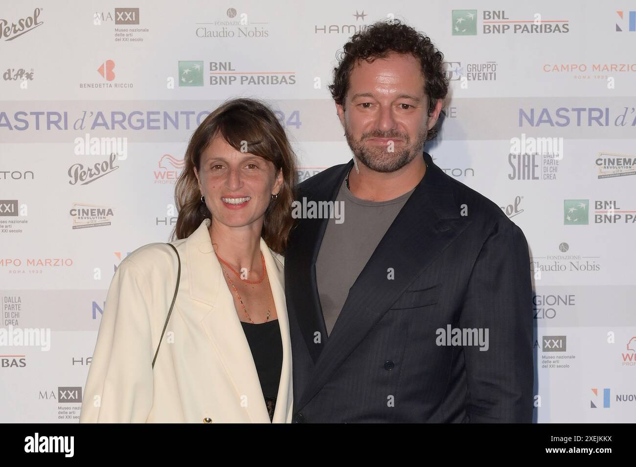 Brando De Sica mit Martina bei der Verleihung der Nastri d'Argento 2024 ...