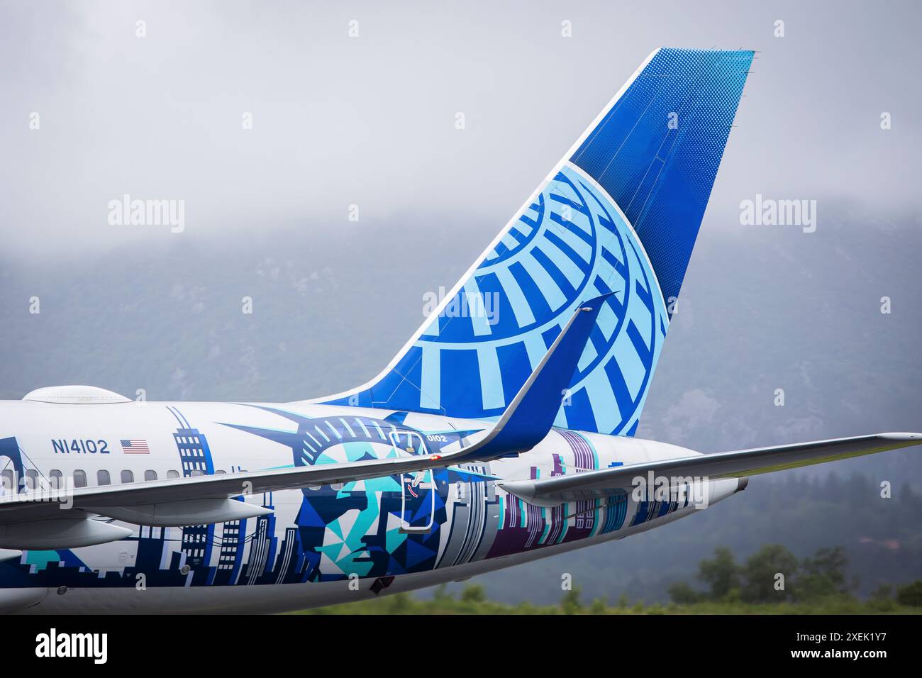 A United Airlines Boeing 757 with special art color sheme arriving at ...