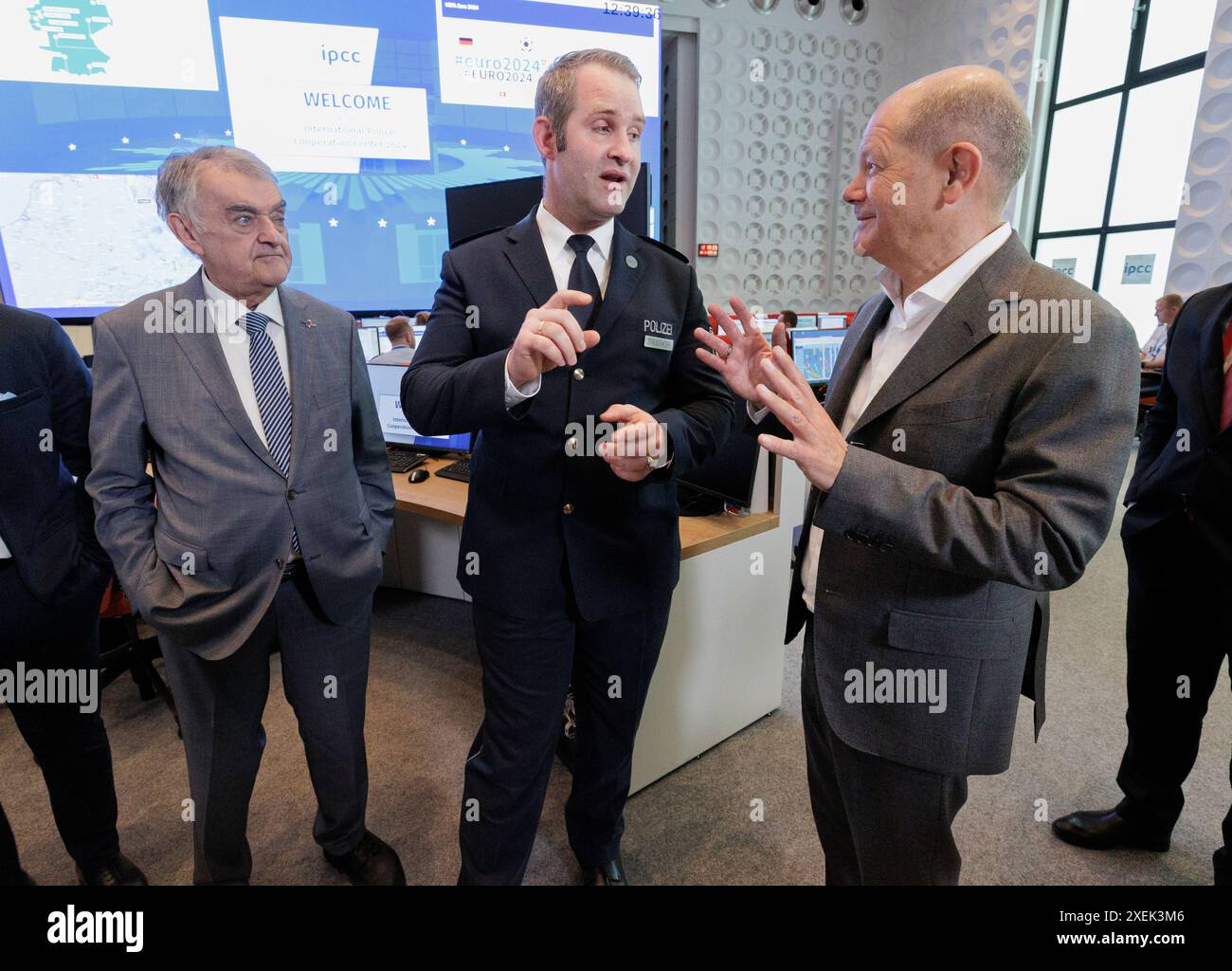 28.06.2024. Neuss. NRW-Innenminister Herbert Reul begrüßt Bundeskanzler Olaf Scholz anlässlich der Fußball-Europameisterschaft 2024 im International P Stock Photo