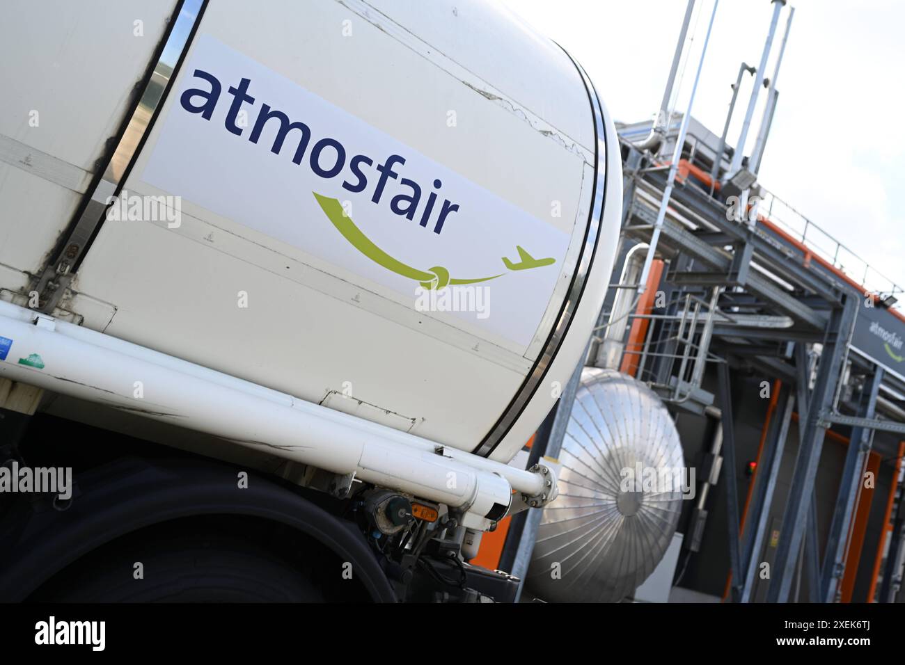 Flugzeugtreibstoff aus Strom, Wasser und CO2 Blick auf die Pilot-Anlage ...