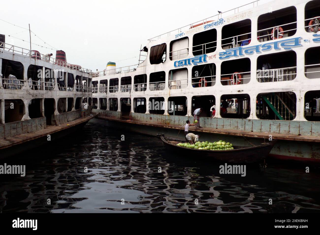Muslim women dhaka bangladesh hi-res stock photography and images - Alamy