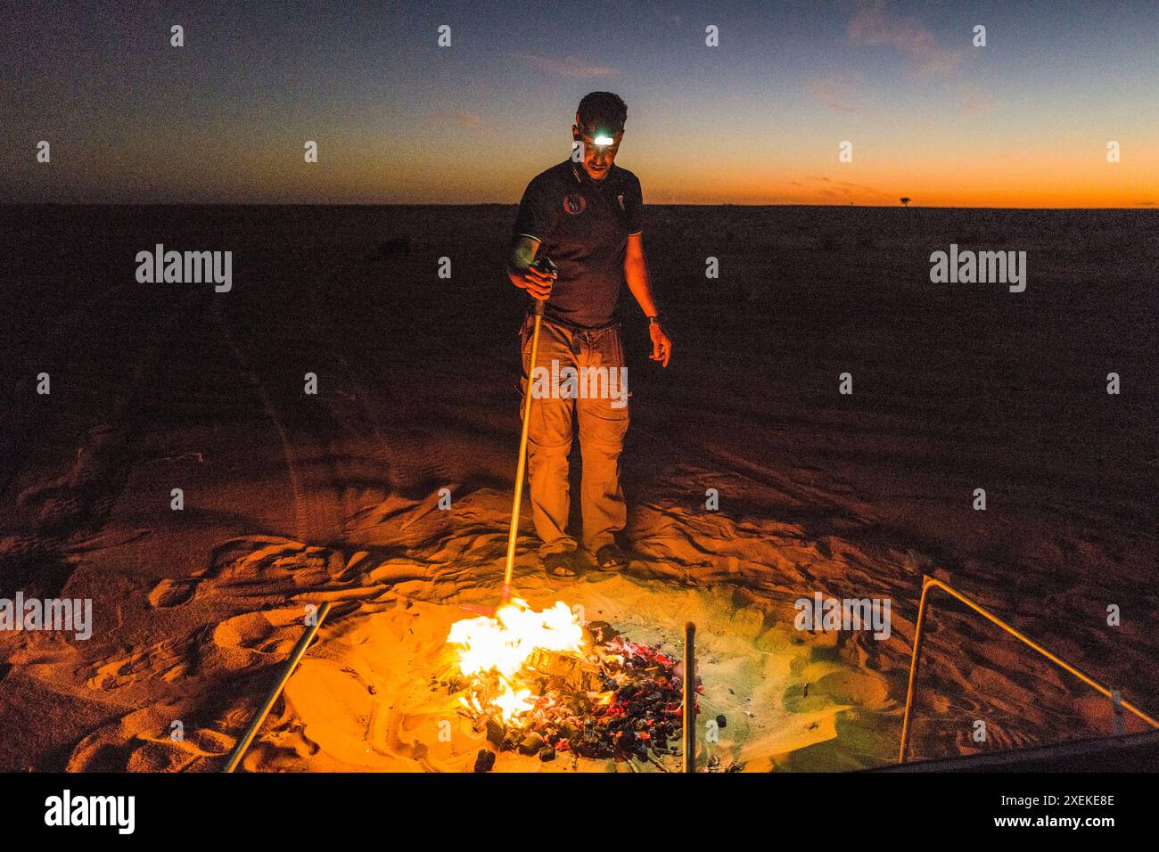 Mauritania, surroundings of Chami, traditional goat cooking in the sand ...